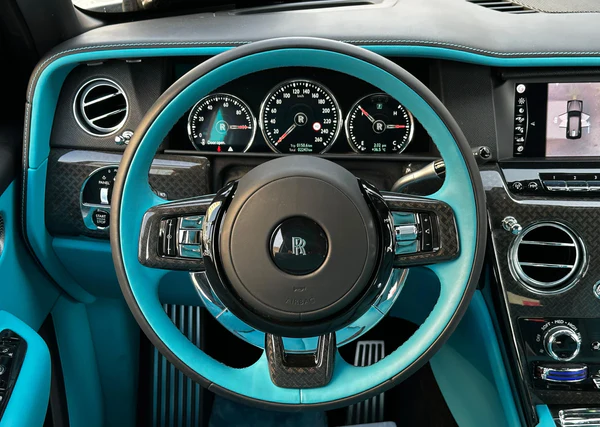 
								Rolls-Royce Cullinan full									