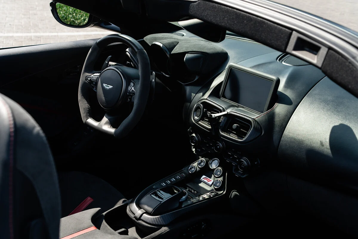 
								Aston Martin Vantage full									