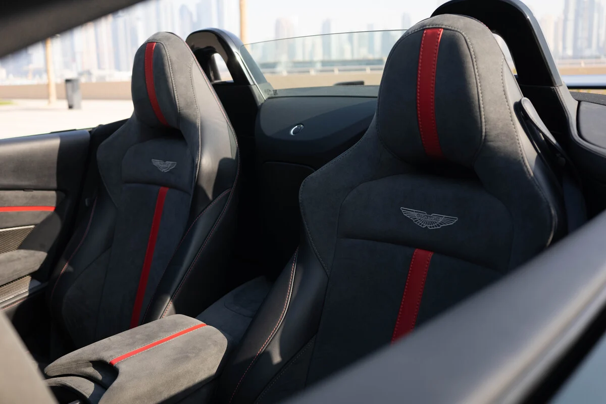 
								Aston Martin Vantage full									