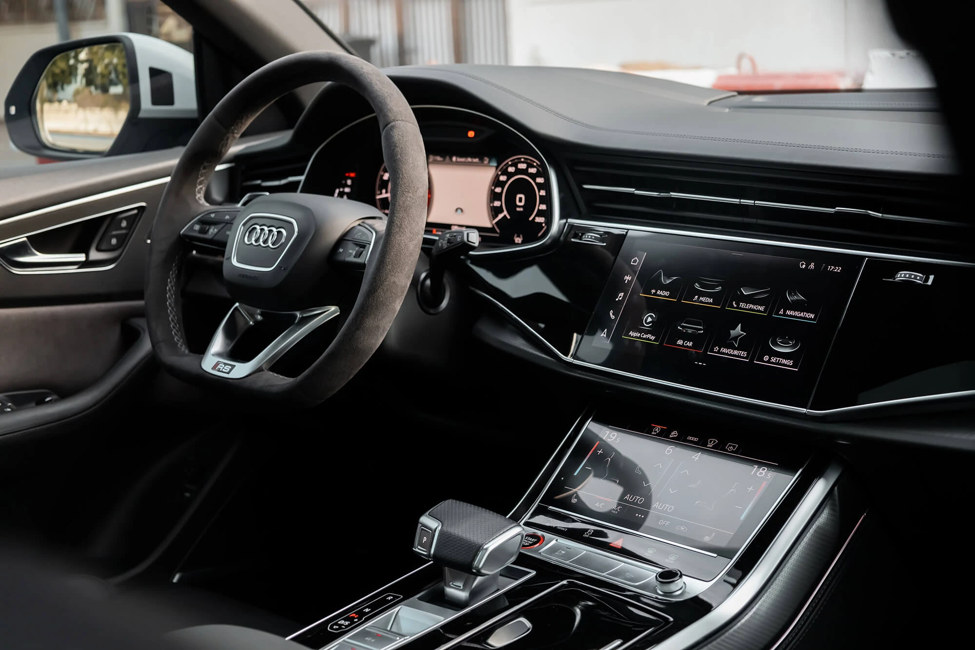 
								Rent Audi  RSQ8 in Dubai full									